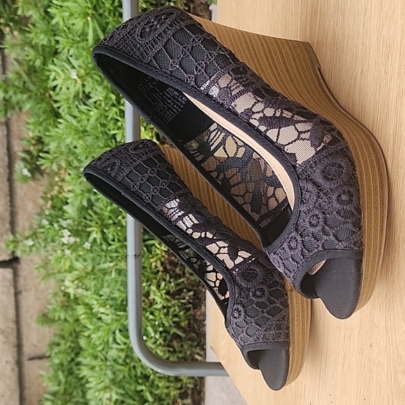 American Eagle Lace Peep Toe Wedge Size 6 - Picture 1 of 11